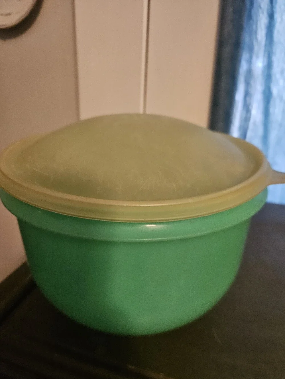 VINTAGE * Tupperware Lettuce Keeper * 1424-4 w/ LID & Spike